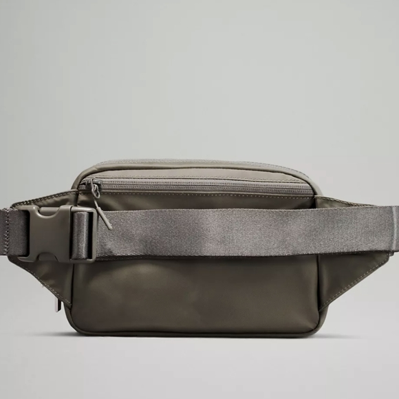Lululemon 2L belt bag - Picture 2 of 4
